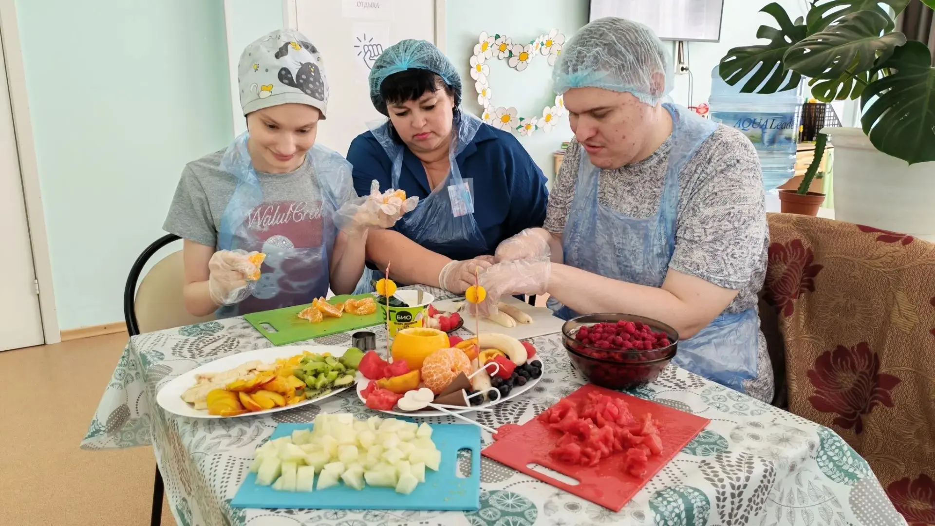🌺 В отделении дневного пребывания Волжского ДСО прошёл кружок «Умелые ручки»!