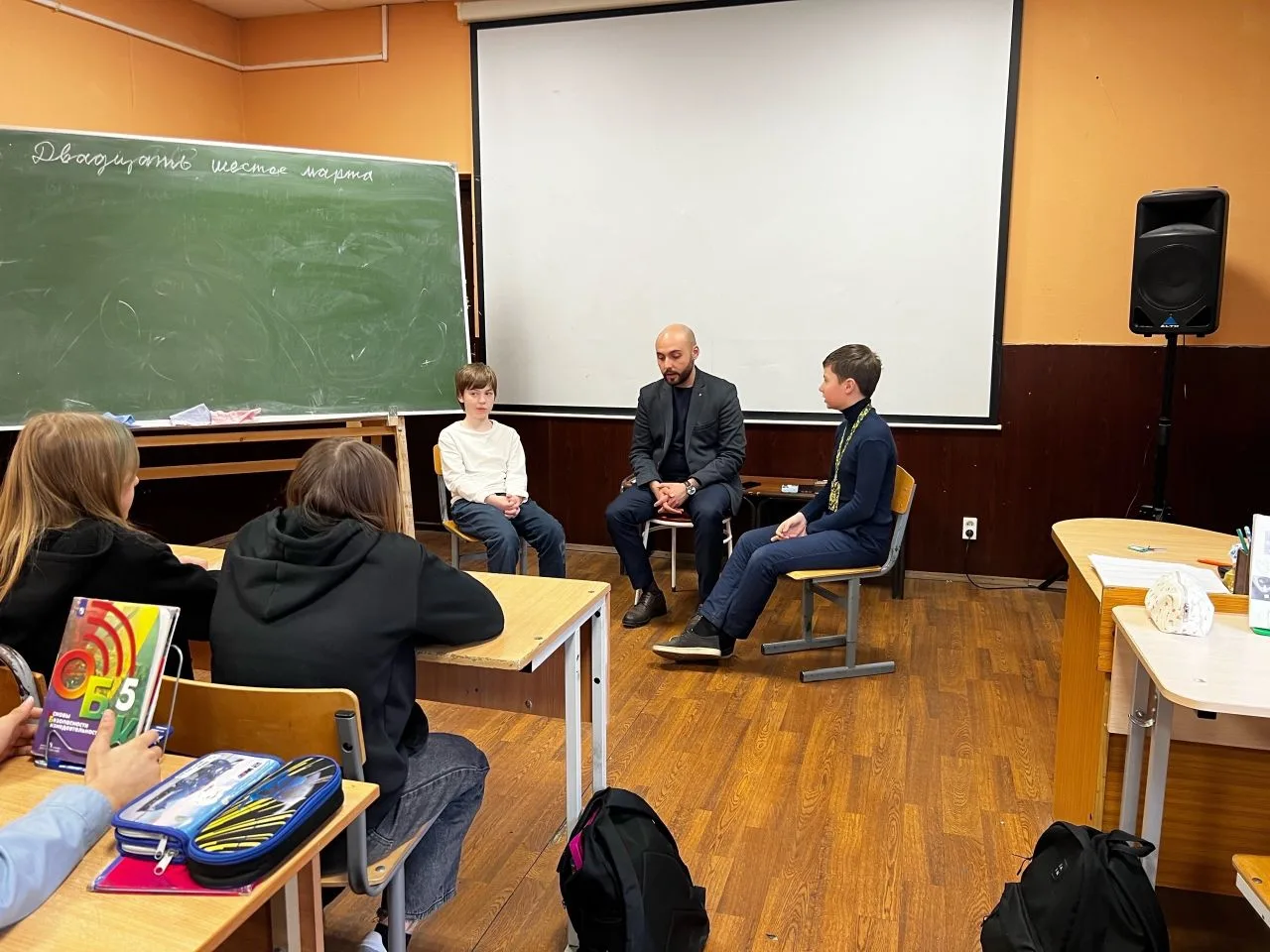 В рамках месячника медиации социальный педагог Абдуллазаде Э.М.провел занятия со школьниками, где ра