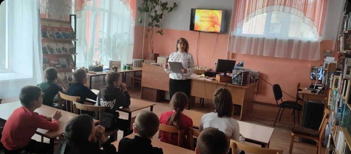 На гроздья рябины упала капля дождя,