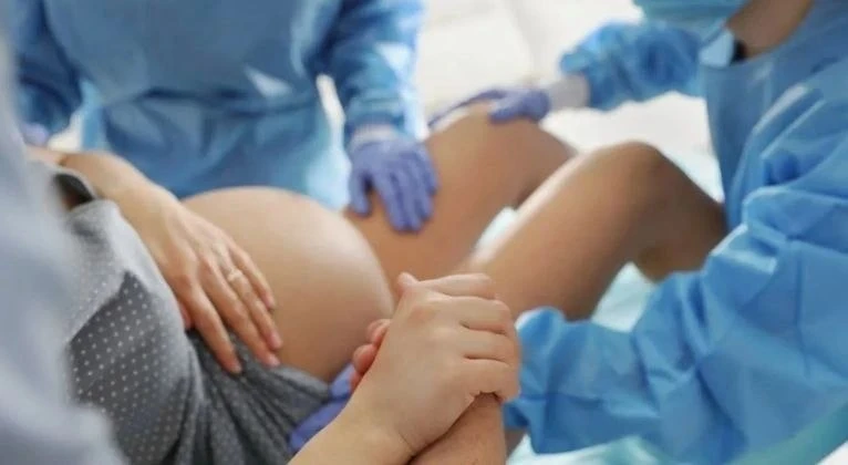Вакуум-экстракция: страшилка или спасение? Разбираемся 🧐

«Вытаскивают за голову!» — эта фраза звуч