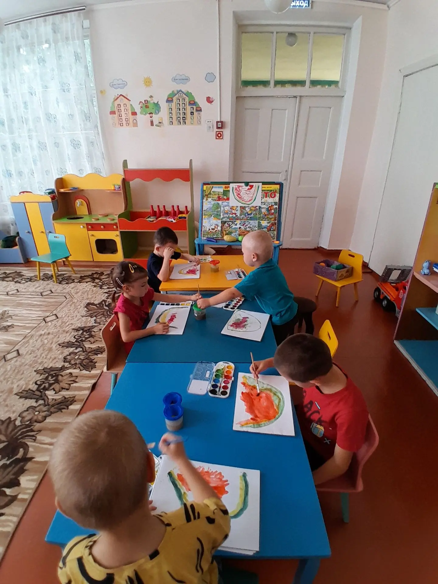В нашем детском саду сегодня праздник.  Ребята отмечали День рождения "Веселого Арбузик...