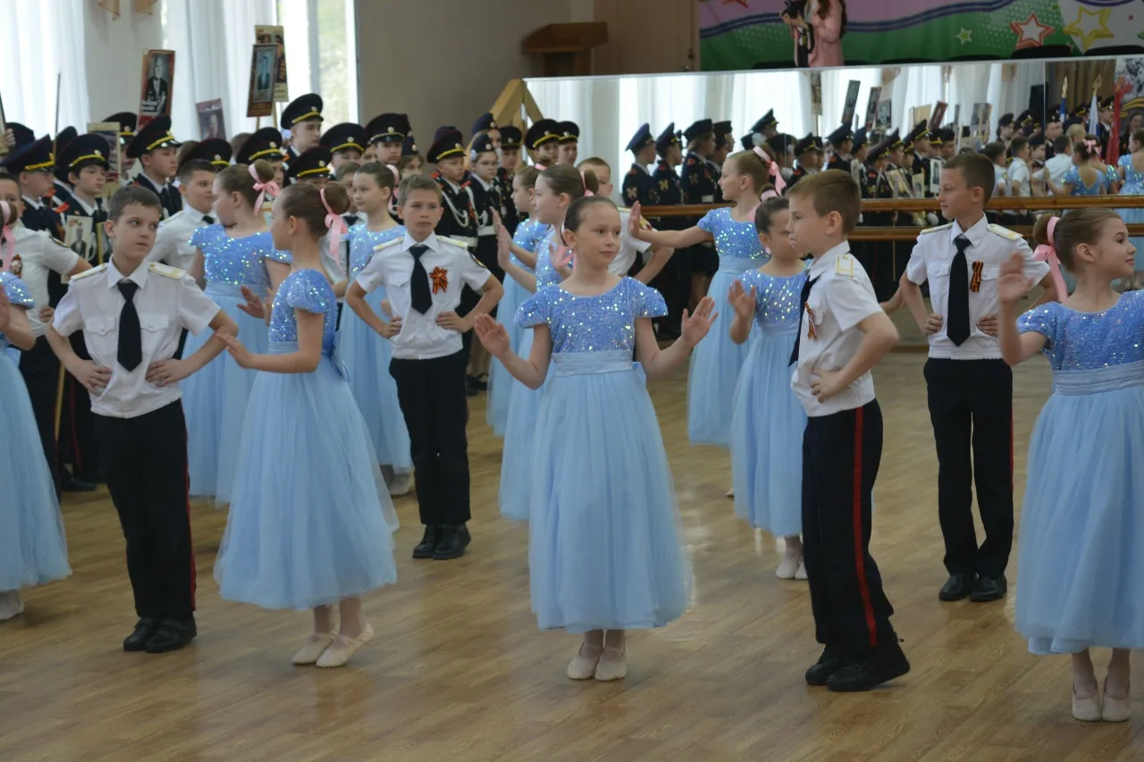 В канун Дня Великой Победы в нашей школе прошла линейка, посвящённая акции «Бессмертный полк: Герои 
