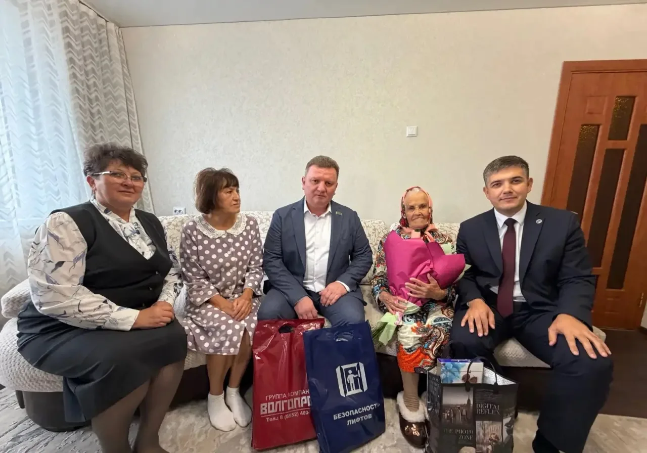В рамках декады старшего поколения продолжаются поздравления ветеранов долгожителей.