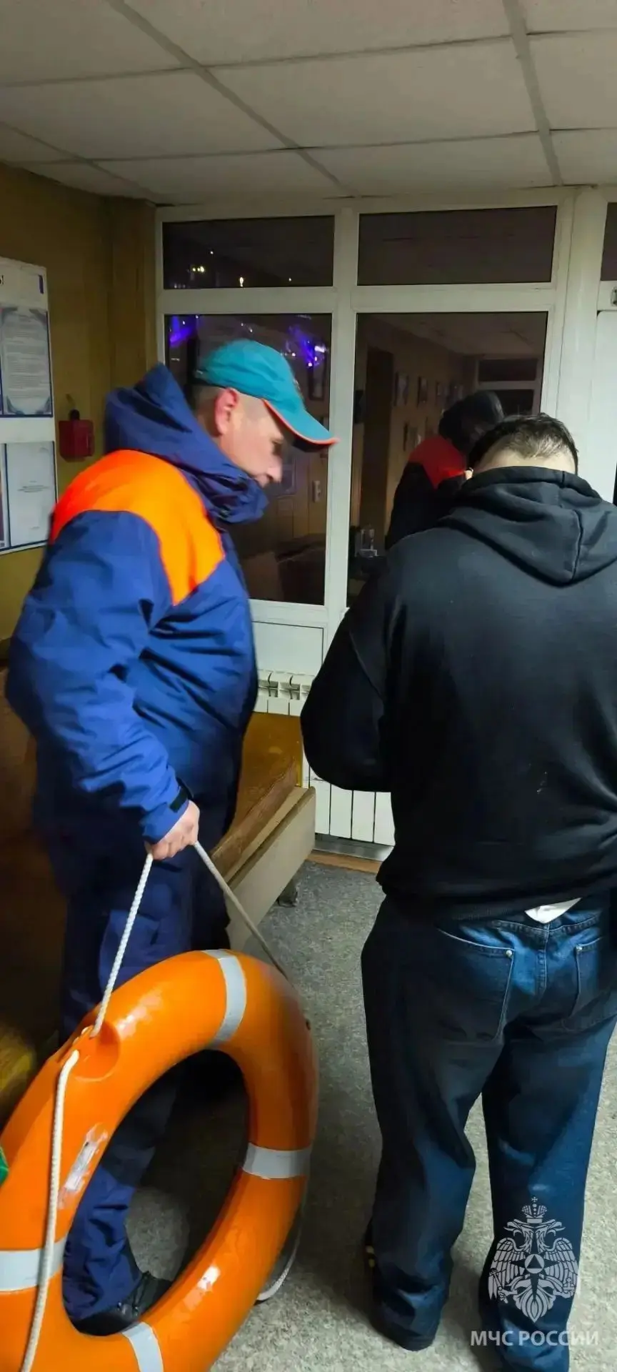 🛟Мужчина упал в Волгу с причала на площади Маркина