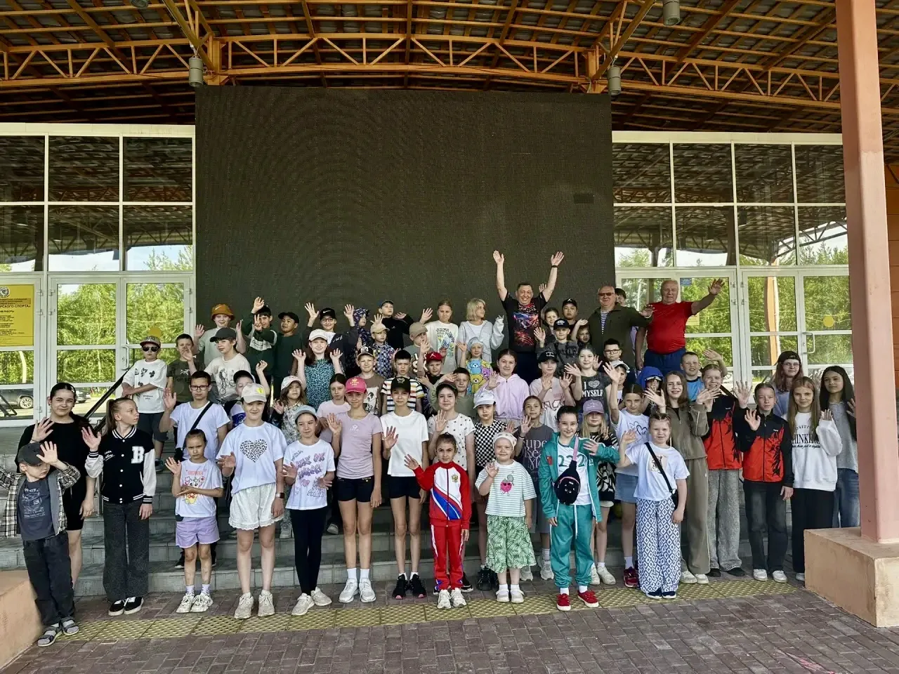 💪ЗАРЯДКА С ГЕРОЕМ💪
Сегодня, в преддверии Дня России, утреннюю зарядку для ребят провёл ветеран спе