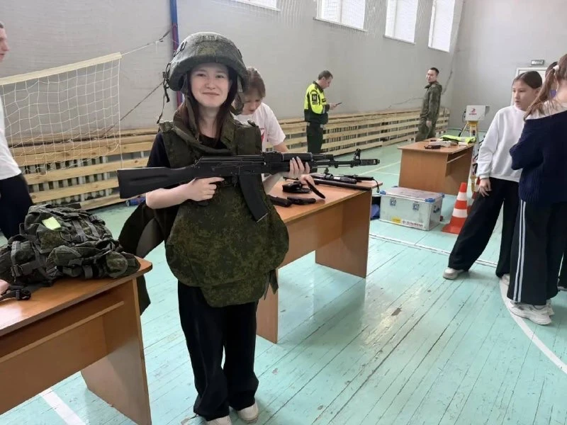 В преддверии Дня защитника Отечества в нашей школе прошёл особенный урок мужества. Инспекторы Военно