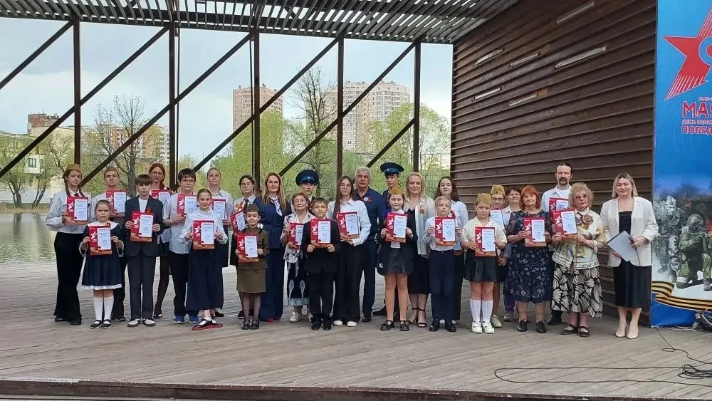 НАШИ #ДеньПобеды #ЧтенияПобеды #ГордостьШколы  Сегодня в городском парке «Фабричный пруд» обучающиес