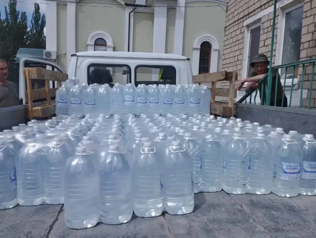 Патриаршая гуманитарная миссия доставила в Донецк новую партию питьевой воды — 18 000 л...