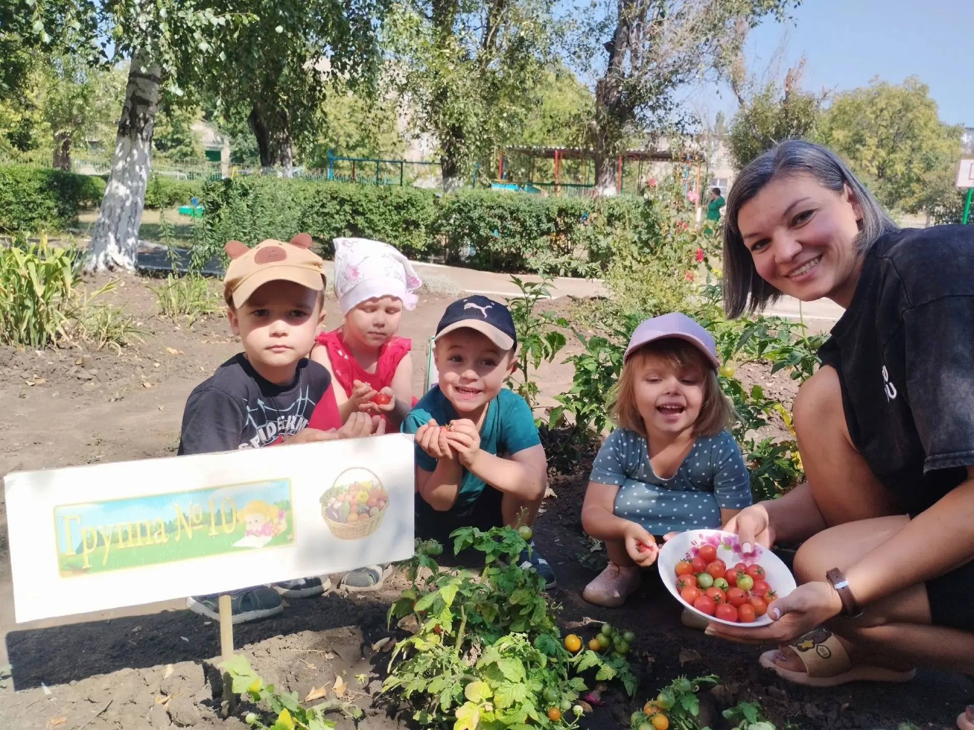 Наши юные огородники сегодня потрудились на славу! На огороде детского сада созрели соч...