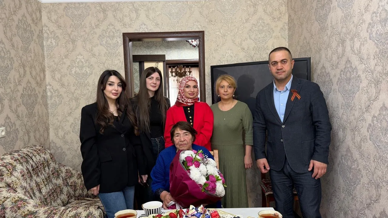 🎖️В канун Дня Победы директор Алиханов М. Б. и сотрудники ГКУ РД «ТУСЗН г. Дербента и ...
