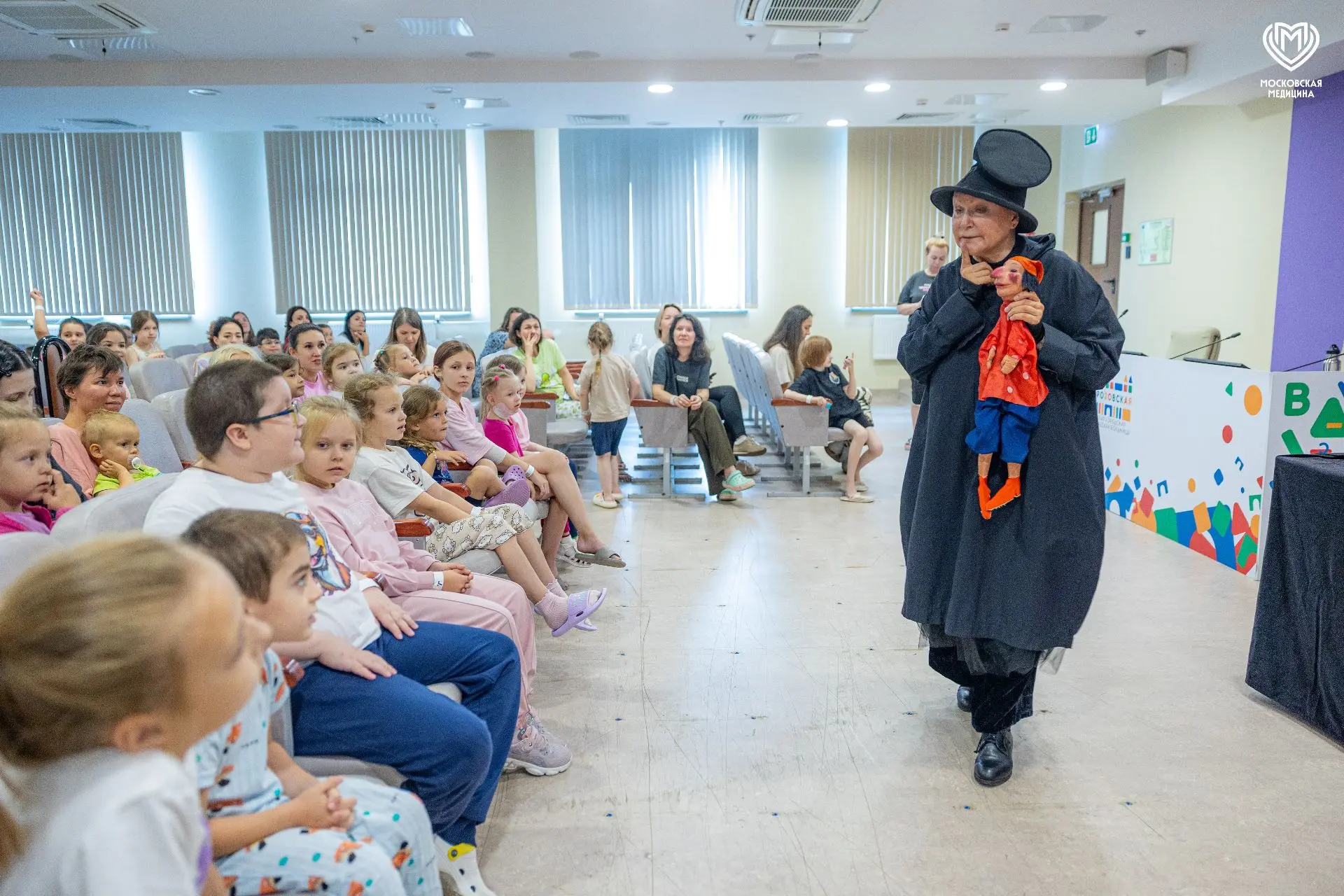 Продолжаем проводить в больницах творческие встречи, концерты и спектакли для пациентов...