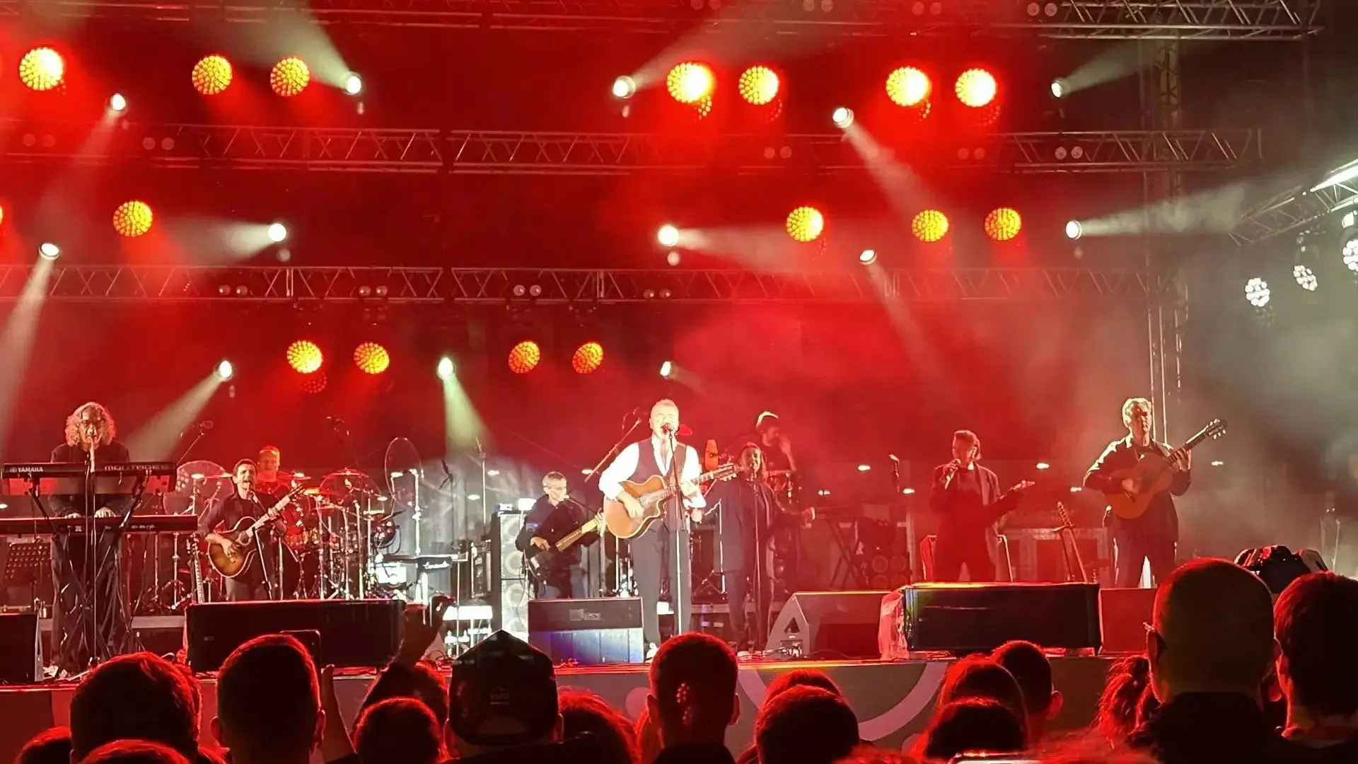 🎤Леонид Агутин начал выступление в Сыктывкаре