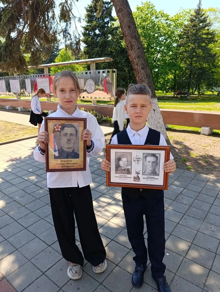 ✏️В День Победы учащиеся школы возложили цветы к памятнику героям войны, отдав дань памяти тем, кто 