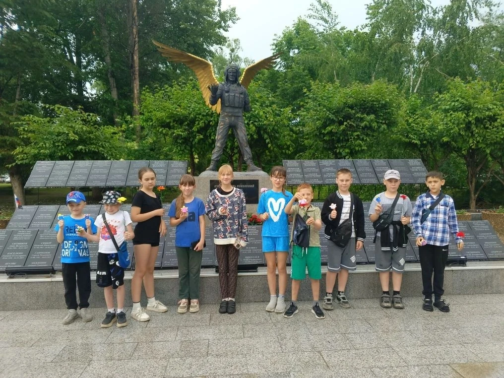 В пришкольном лагере «Пересвет» юные участники движения «Первых» и воспитанники юнармей...