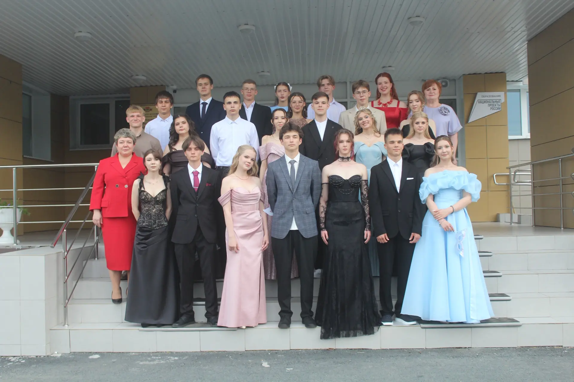 В  нашей школе случилось настоящее чудо! 🎓👑

Мы проводили наших дорогих одиннадцатиклассников во в