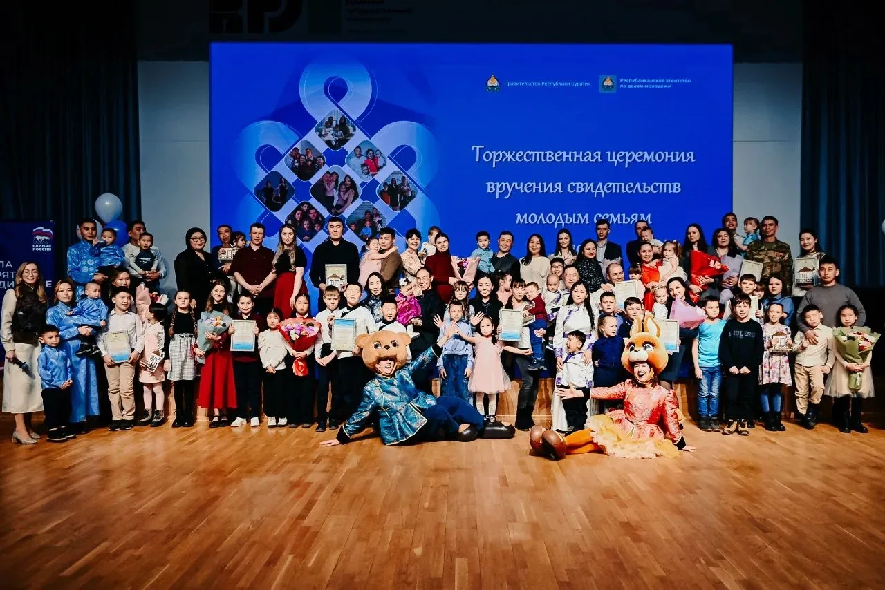 Сегодня вручили жилищные сертификаты молодым семьям Бурятии.  Такая поддержка в рамках госпрограммы 