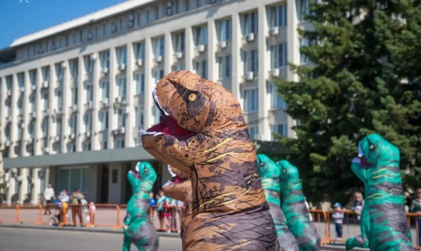 🎈 Динозавры, монеты и конфетный грузовик ждут зрителей на праздничном шествии в Благовещенске  В ден