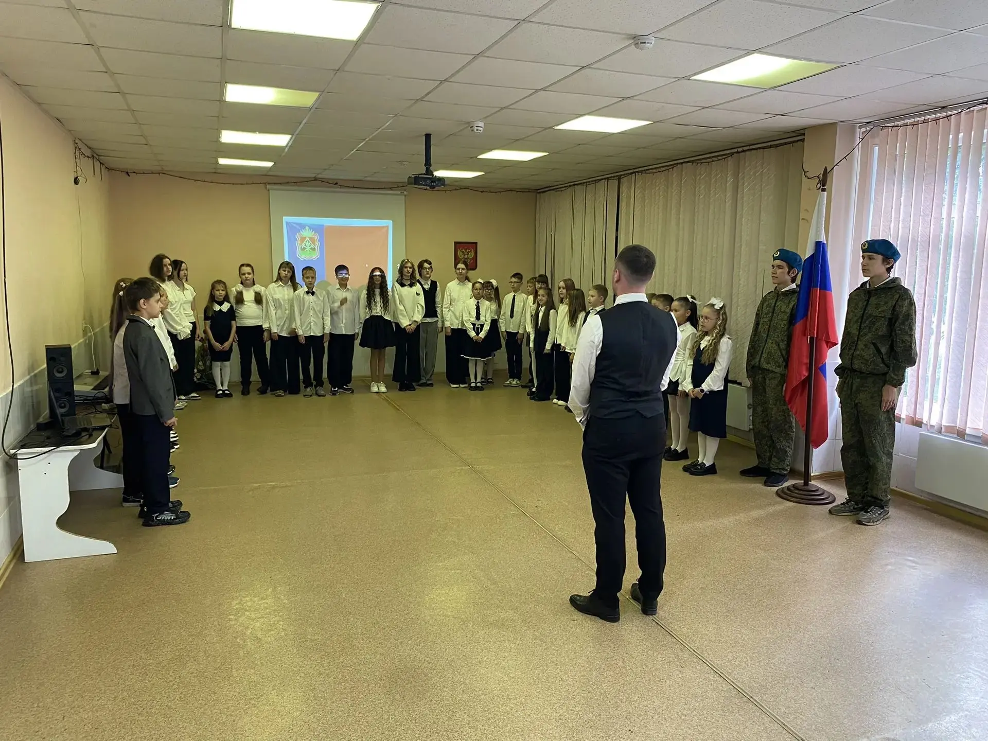 В МБОУ «СОШ № 49» прошла торжественная линейка, посвящённая Дню знаний и началу нового ...