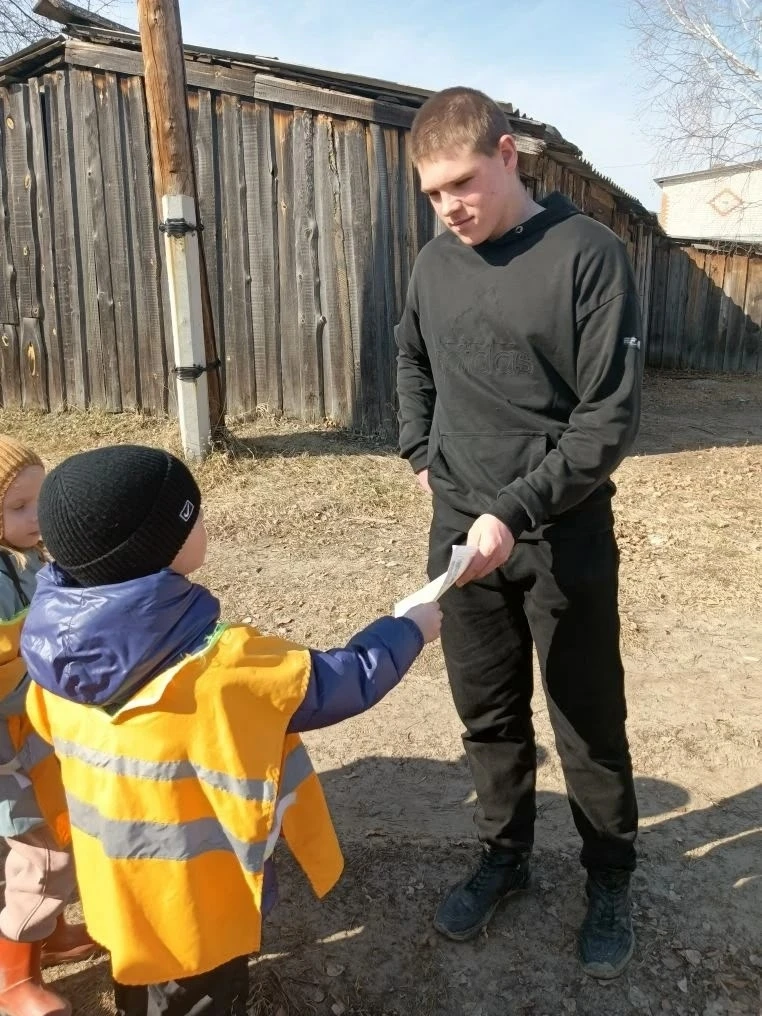 👫🔥 Ребята старшей группы «Сказочный домик», в очередной раз вышли на улицы нашего мик...