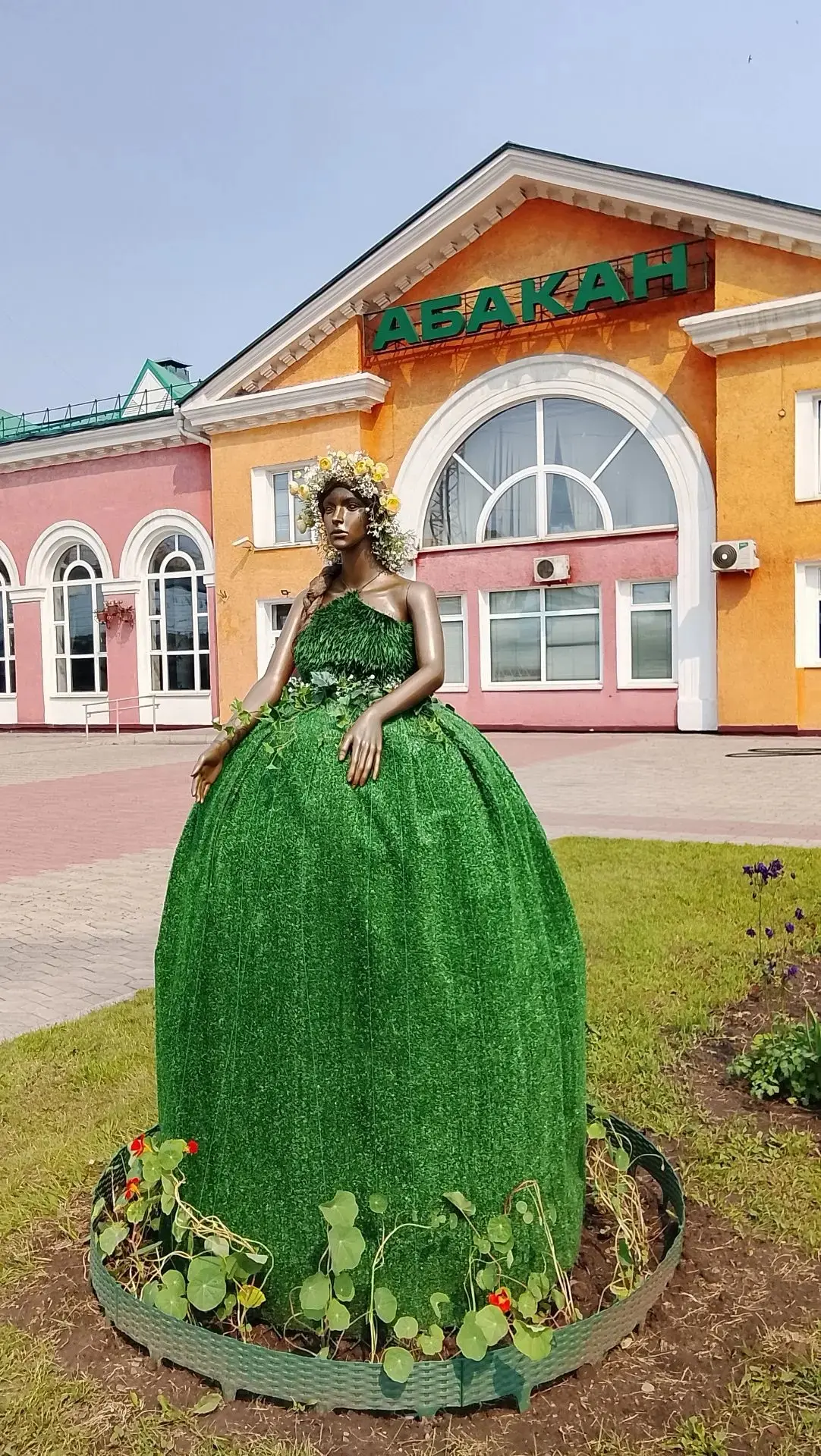 🍀 В Абакане на железнодорожном вокзале открылась новая инсталляция, сообщает «Нота Бене»:

Централь
