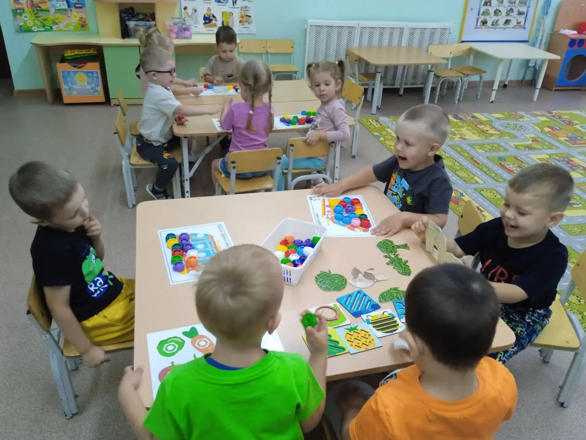 Яркие фруктовые крышки - это настоящий конструктор для малышей.