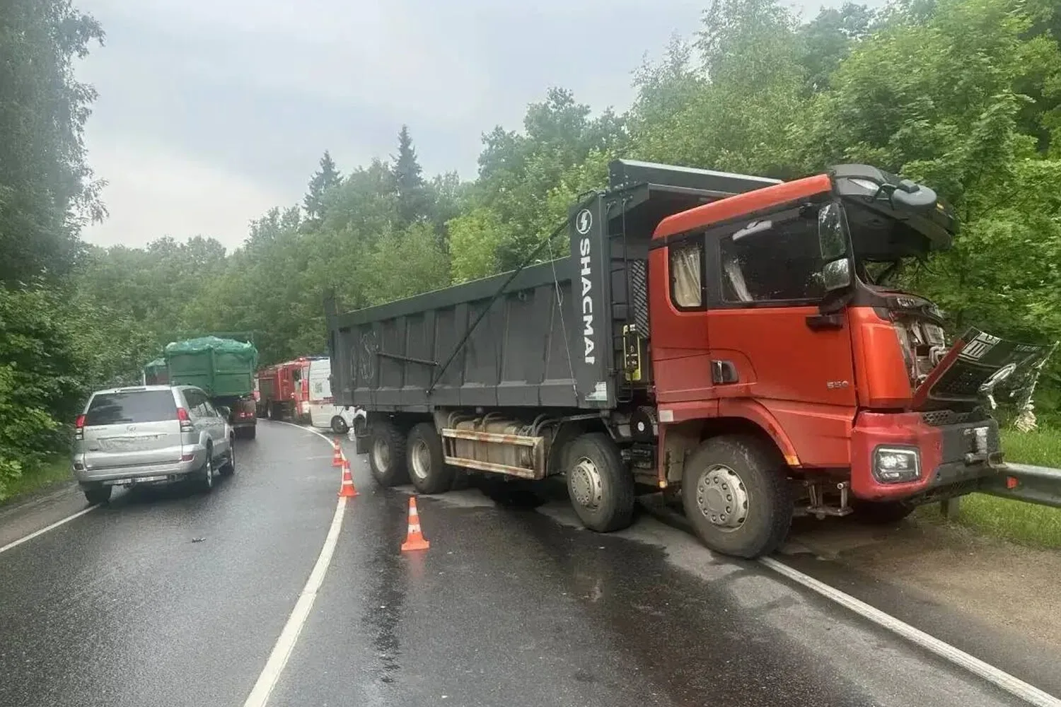 Авария произошла на на Луцинском шоссе. Самосвал врезался в левый бок маршрутки, в результате чего о