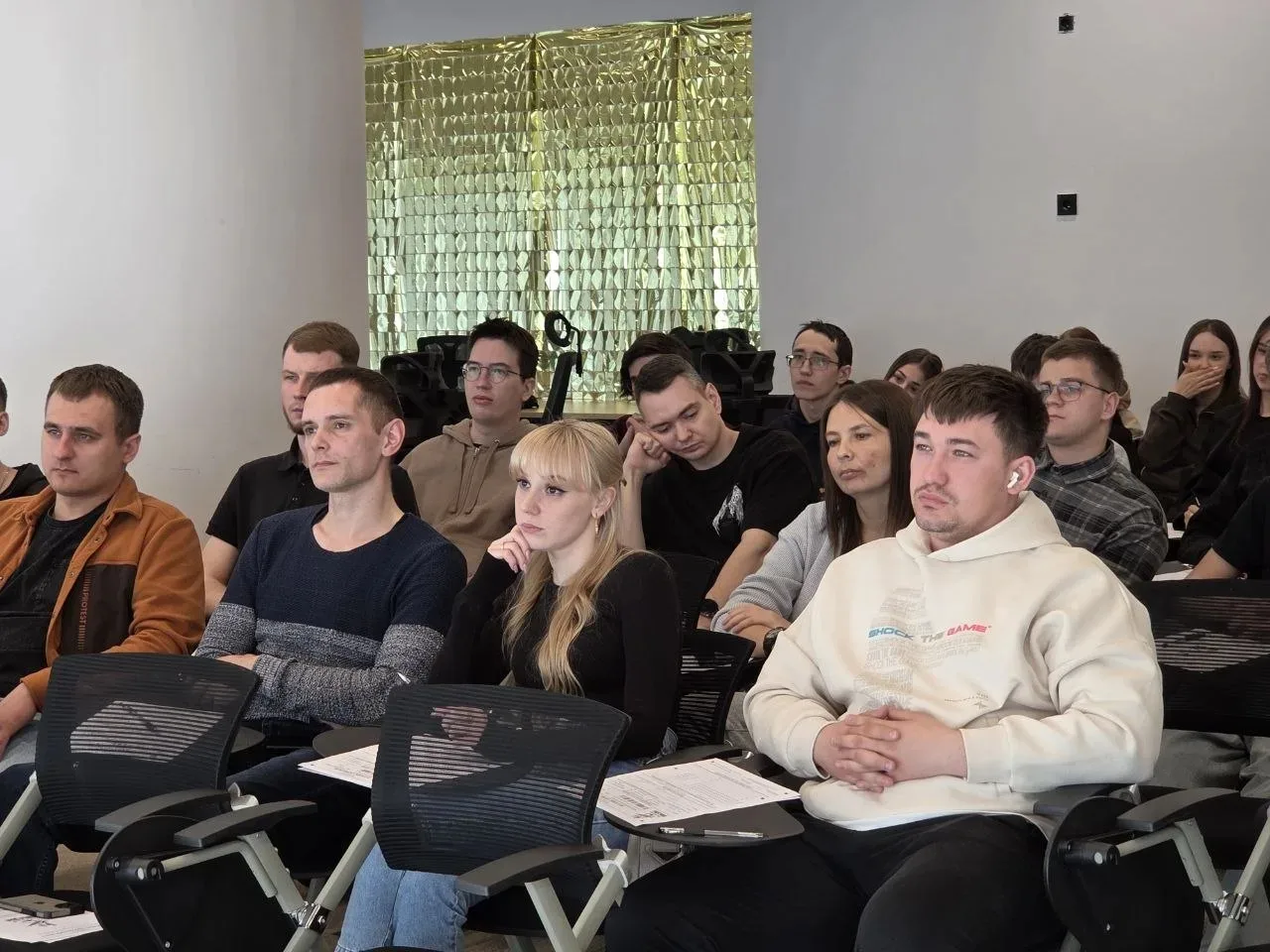 🕊️ Диктант Победы в СахГУ: пишем историю вместе  Студенты и преподаватели университета объединились 