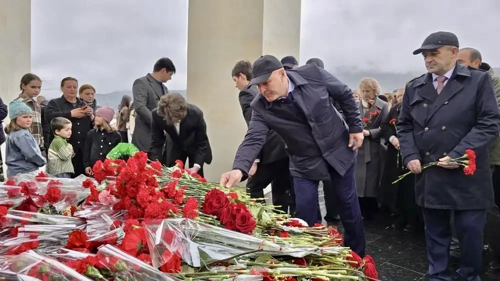 Коллектив КЧГУ во главе с и.о.ректора Умаром Узденовым принял участие в митинге, посвященном Дню воз