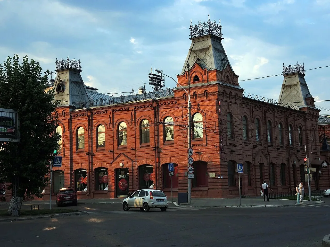 Купеческий универмаг, который пережил пожар 🔥

🏛  Торговый дом Ивана Полякова на проспекте Ленина,