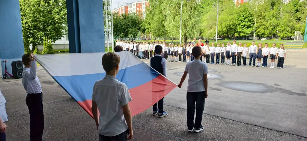 ЦЕРЕМОНИЯ ПОДНЯТИЯ ФЛАГА  🇷🇺 Новая учебная неделя по традиции началась с торжественной церемонии под
