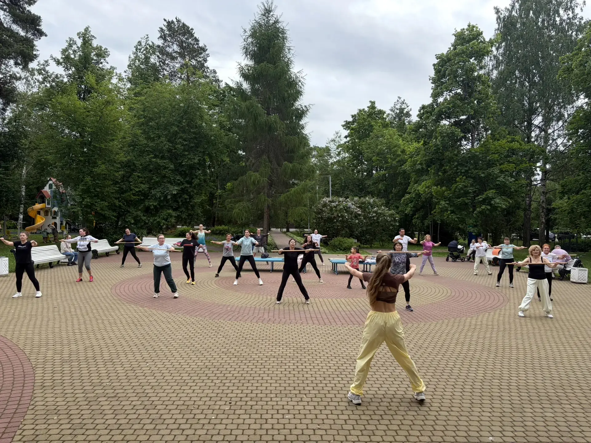 Что может быть лучше субботнего утра? 
Только зарядка на свежем воздухе! ☀️

В большом сквере сегодн
