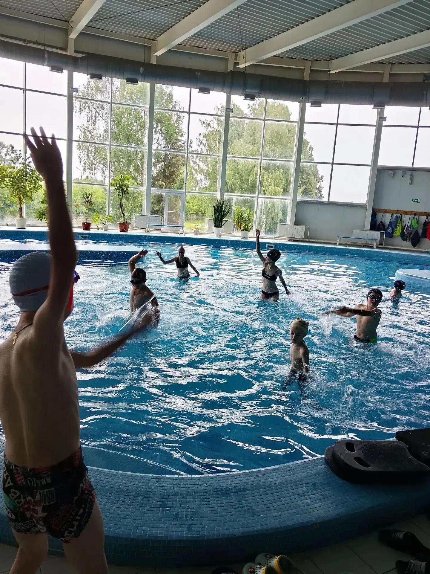 Старший отряд начал пятничный день в бассейне🌊 Так как ребята уже почти водные асы, во...