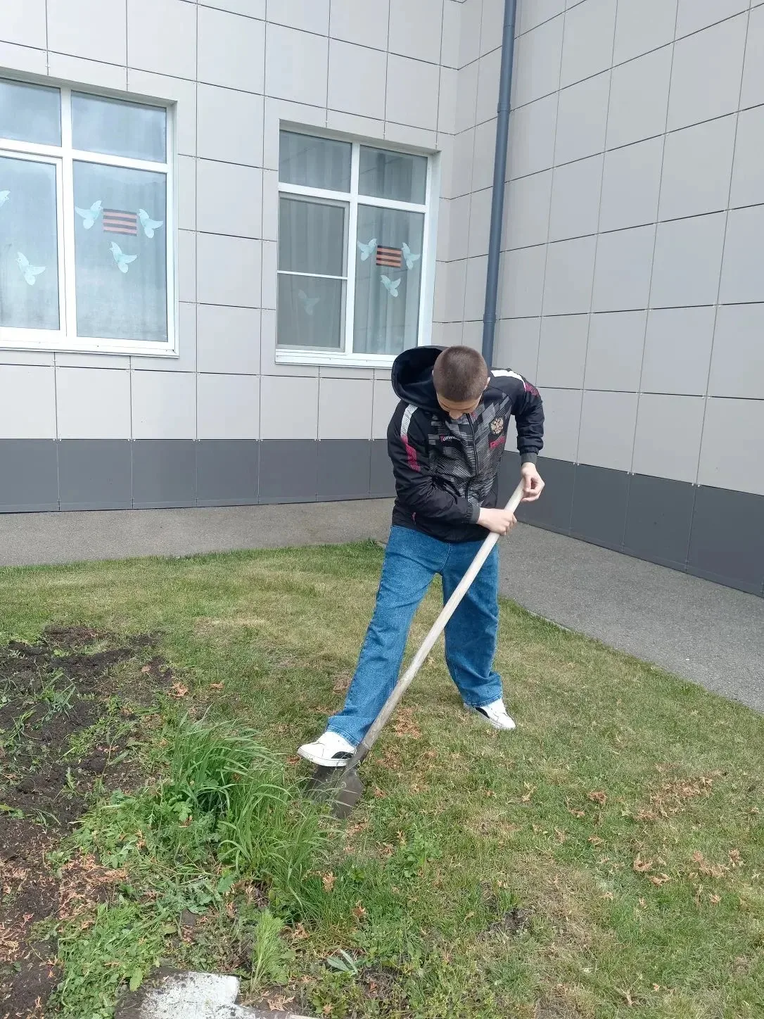 🌿 Субботник в нашей школе!🌿  В нашей школе прошёл субботник. Ученики, учителя вместе убирали террито