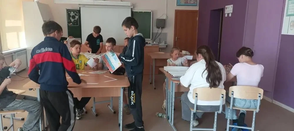 В рамках мероприятия, посвящённого Дню России, в пришкольном лагере провели тематические беседы о си