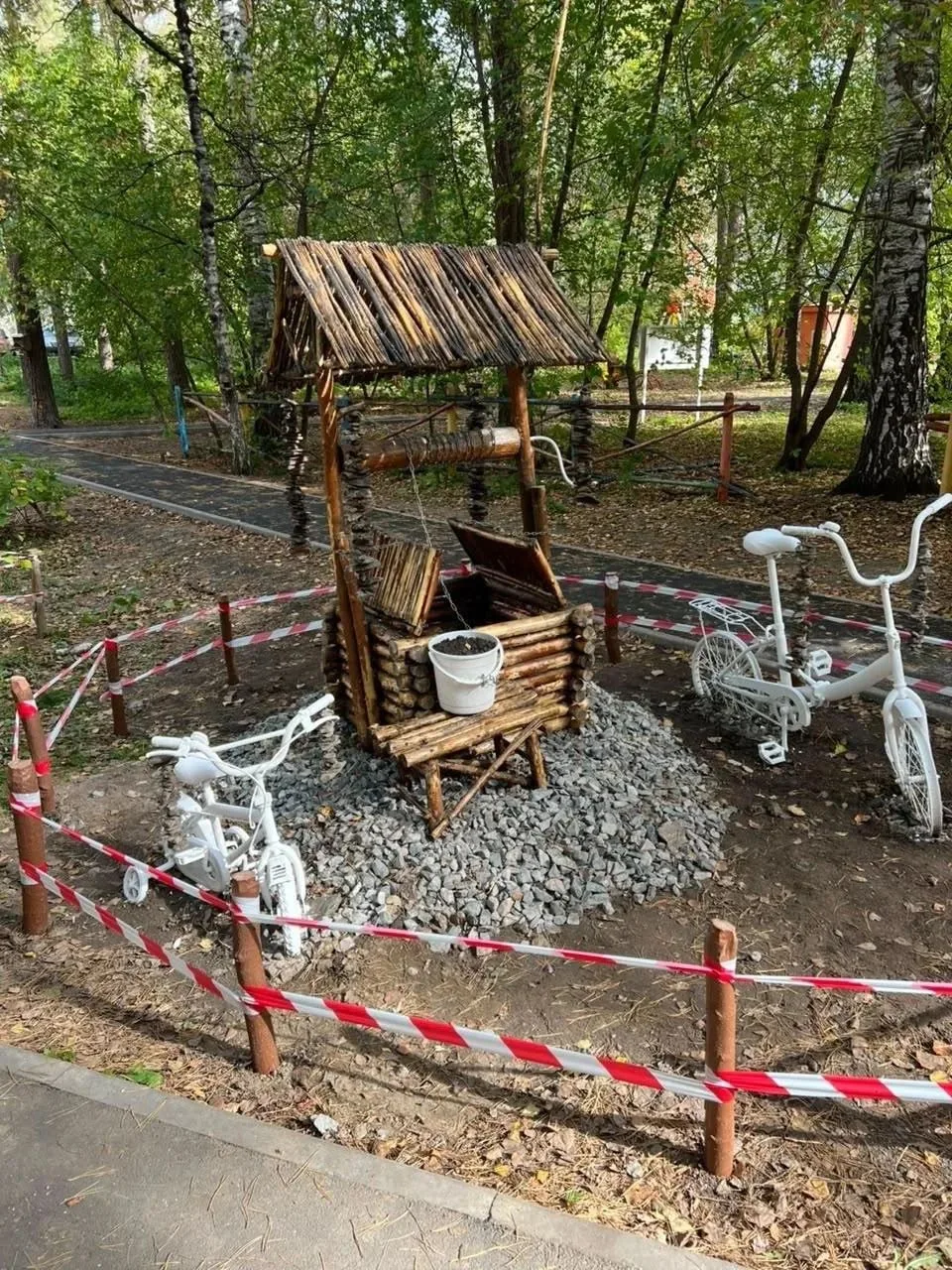 Житель Академгородка превратил обычный двор в настоящее арт-пространство