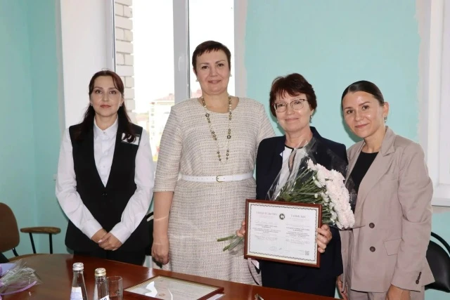 Специалист ГАУСО КЦСОН "Рассвет" Салаватуллина Светлана Климовна и социальный работник ...