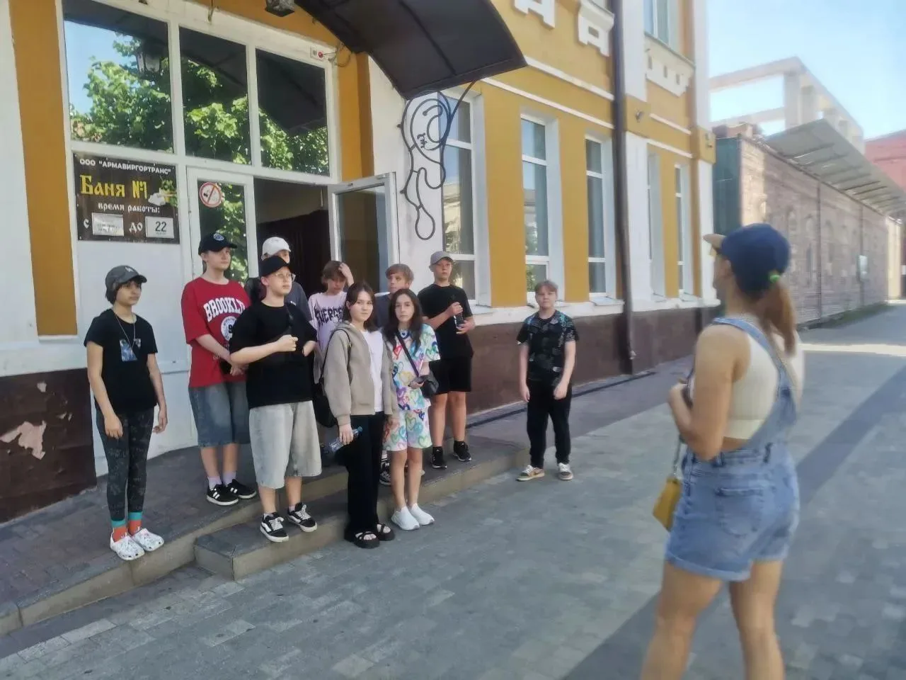 Ребята из 6В класса побывали в краткосрочной экспедиции "Армавир. Здания с историей". Т. С. Баронова