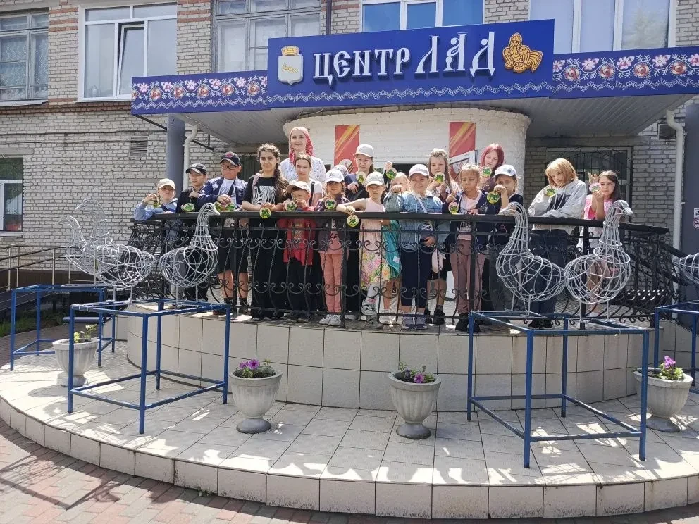Десятого июня наш школьный автобус отправился в путь. Он вёз нас, юных путешественников, в самое сер