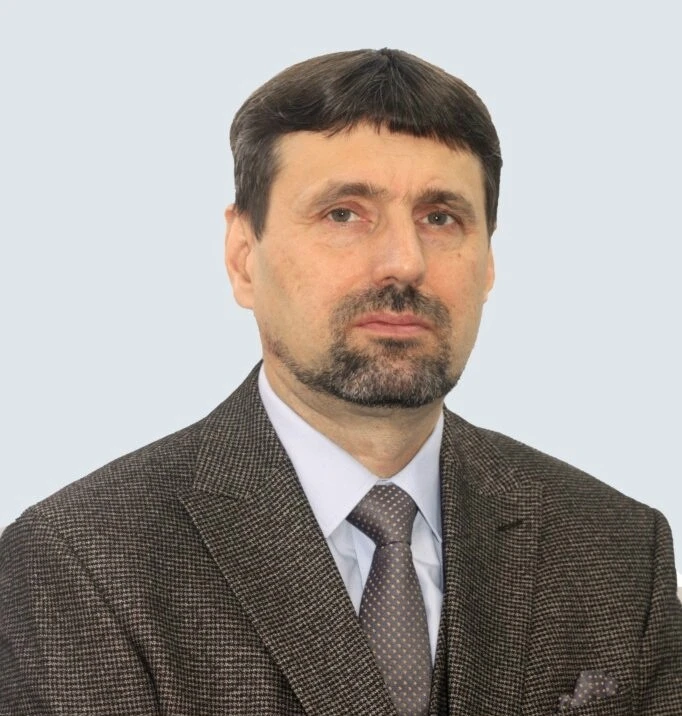 ПРОШЕЛ В ПОЛУФИНАЛ
Учитель биологии из Школы космонавтики Юрий Прокофьев вошел в число полуфиналисто