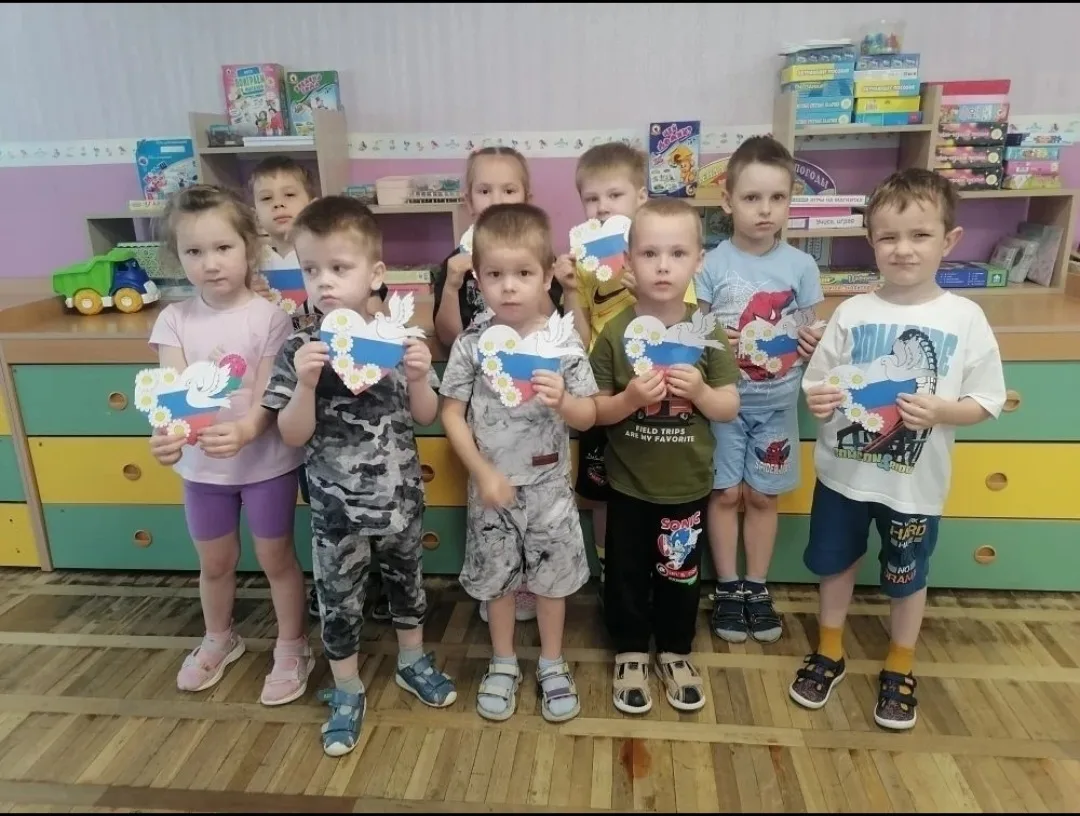 ПРАЗДНИКИ В НАШЕЙ ЖИЗНИ🎉
Нам праздники для радости даны,
Мы знаем их немало, самых разных,
Но день 