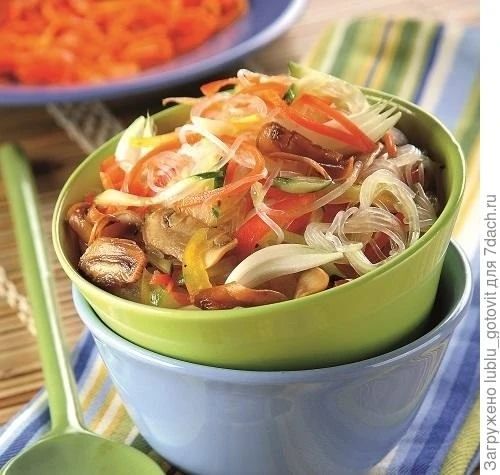 Салат из рисовой лапши с грибами и овощами
