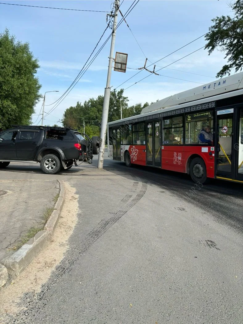 Поворот на Б. Нижегородская, 75, по середине дороги стоит столб. Не первый раз машины в...