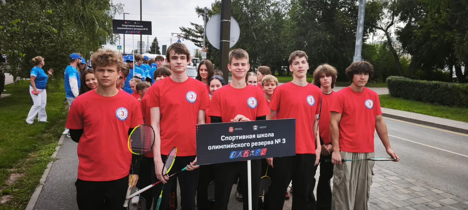 🏸🎉Лучшие спортсмены СШОР 3 отделения бадминтона приняли участие в Параде физкультурни...