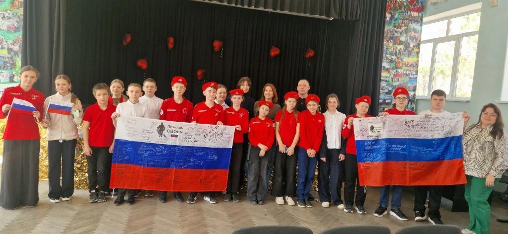 25 марта в МБОУ "Школа 37" прошел урок Мужества. Перед учениками 6-го класса выступил Командир стрел
