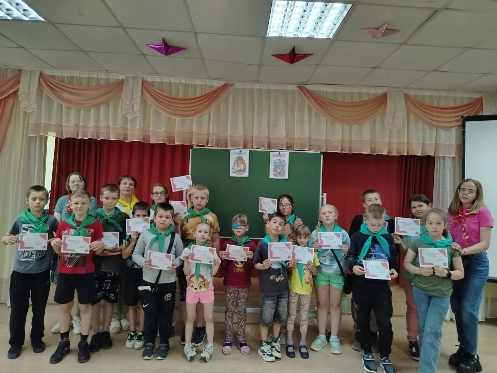 🎉 Сегодня день в лагере получился невероятно насыщенным и полезным!
Сначала ребята погрузились в фи