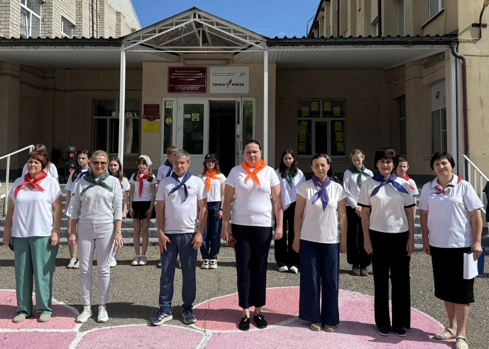 «Здоровячок, здоровячок, самый сильный наш значок! Раз, два, не болей! Три, четыре - зд...