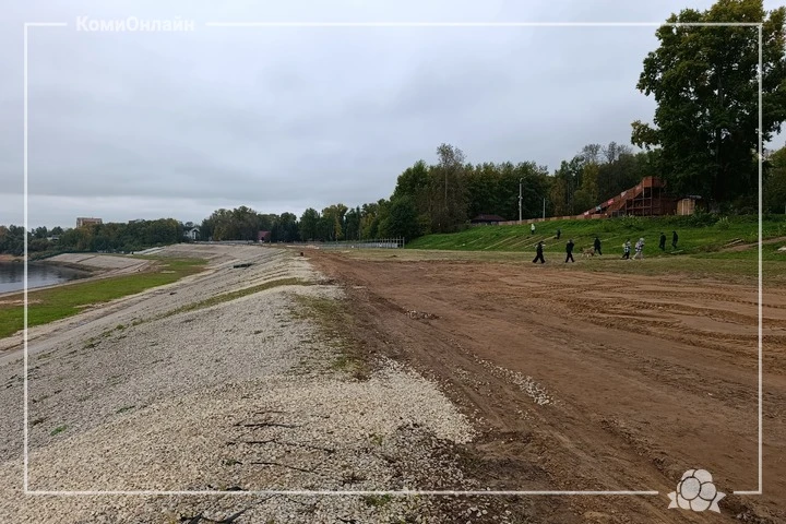 Ограждение возле реки в Кировском парке Сыктывкара частично убрали.