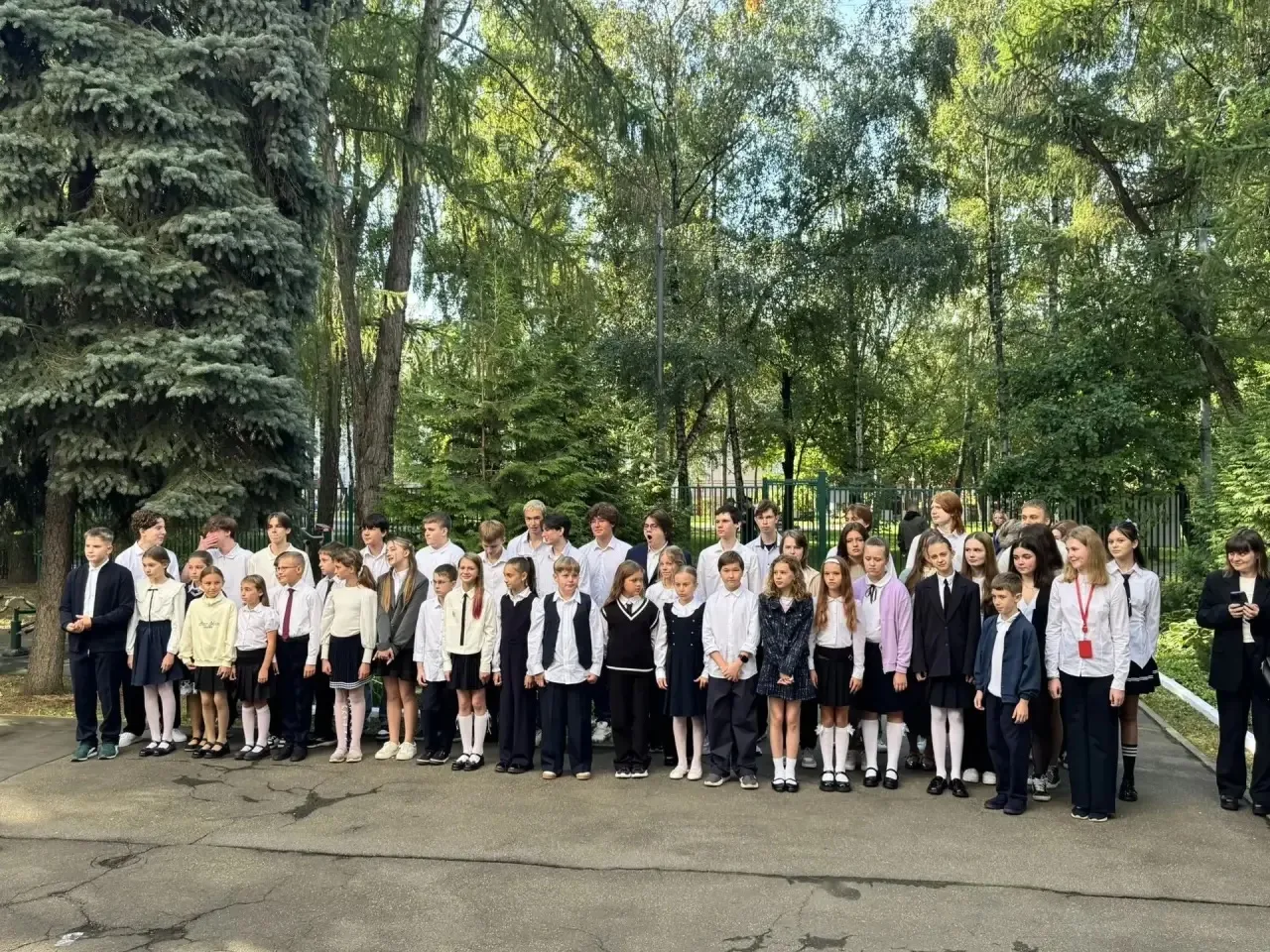 С днём знаний! Наш образовательный комплекс приветствует первоклассников!