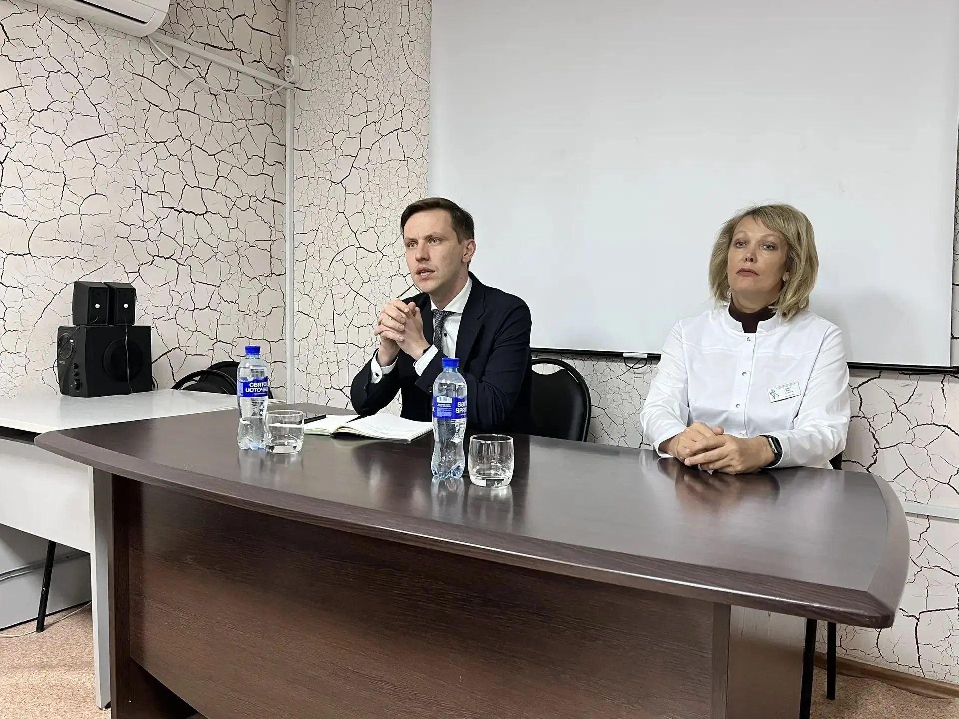 Назрела встреча с коллективом родильного дома №2 в Свердловском районе Красноярска. Учр...