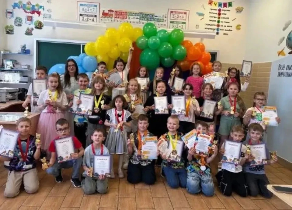 🎓 Вот и подошёл к концу учебный год во 2 «Г» классе! 🎓  Ребята вместе с классным руководителем Ващен